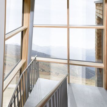 Treppenhaus mit UNILUX Pfosten-Riegel-Fassade FineLine in Holz-Alu