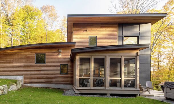 Modernes Holzhaus im Wald mit UNILUX Holz- und Holz-Alu Fenstern