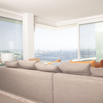 Wohnzimmer-Couch vor UNILUX Ganzglasecke OpenView