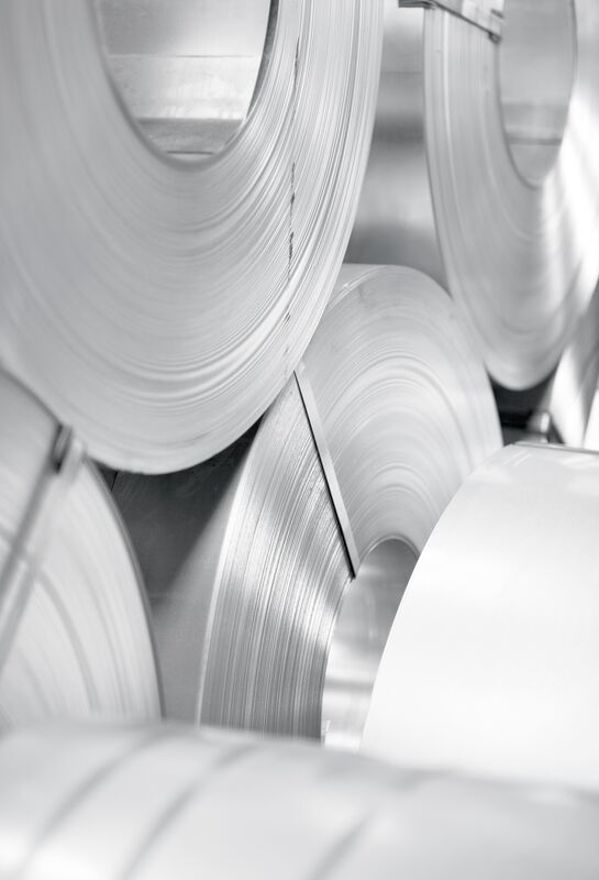 Aluminiumrollen stehen übereinander