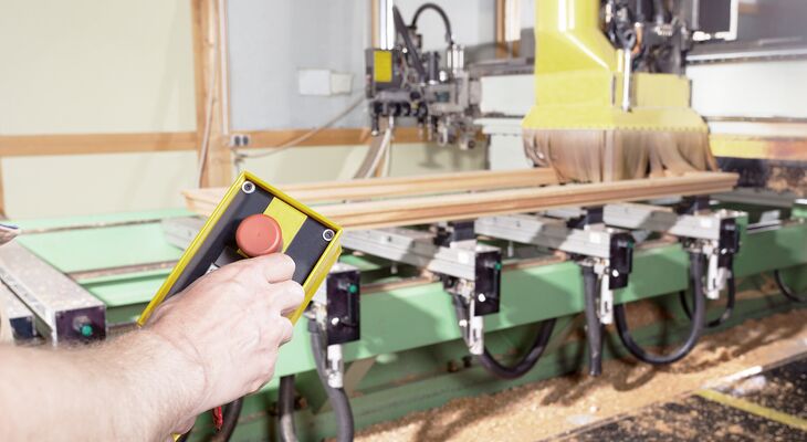 Holzverarbeitung im Werk in Samltal.