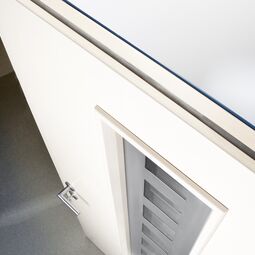 Detailaufnahme geöffnete UNILUX Holz-Alu-Haustür