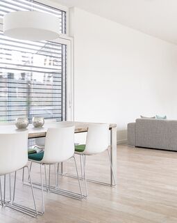 Innenansicht Zimmer mit großer Fensterfront