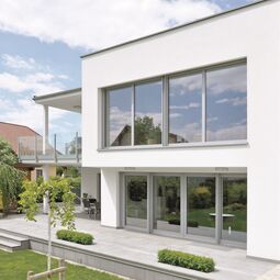 Wohnhaus im Bauhausstil mit großen UNILUX Kunststoff-Alu-Fenstern