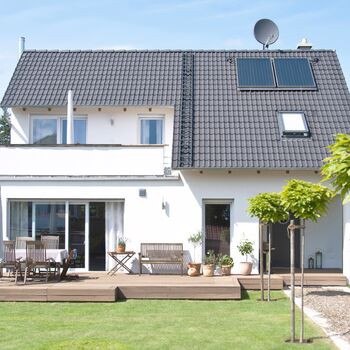 Wohnhaus mit weißen Kunststofffenstern