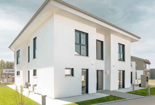 Wohnhaus mit Kunststofffenstern in Anthrazit