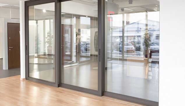 UNILUX Showroom Hebe-Schiebe-Anlage Holz-Alu