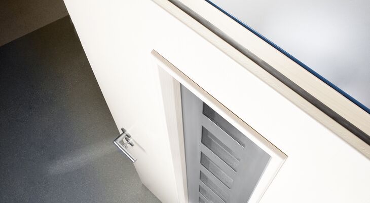 Detailaufnahme geöffnete UNILUX Holz-Alu-Haustür