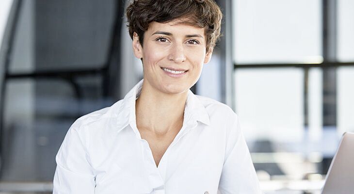 Junge Frau im Büro