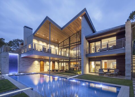 Pool vor modernem Wohnhaus mit UNILUX FineLine Pfosten-Riegel-Fassade aus Holz und Alu