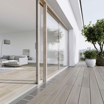 Blick von Terrasse auf UNILUX Hebe-Schiebe-Element Portal Eco Pass mit niveaugleicher 5mm Bodenschwelle
