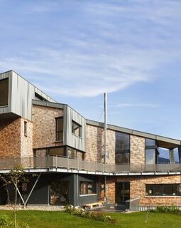 Moderne Architektur mit UNILUX Holz-Alu-Fenstern