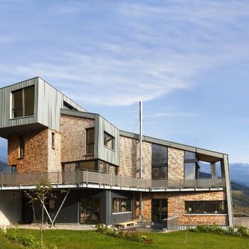 Moderne Architektur mit UNILUX Holz-Alu-Fenstern