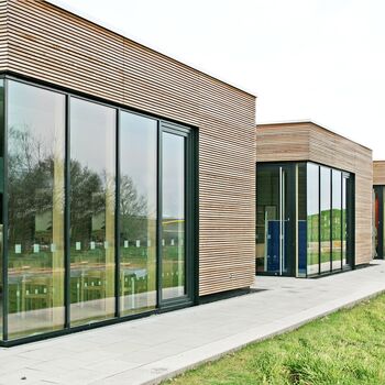 Moderne Bungalows mit großer Glasfläche und UNILUX Terrassentür Jumbo Line mit Holz-Alu Rahmen und extra großer Glasfläche
