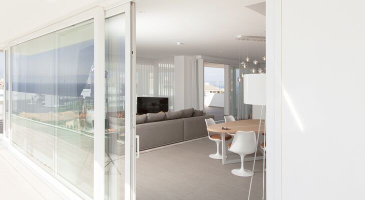 Blick vom Terrasse durch geöffnete UNILUX Kunststoff-Alu Hebe-Schiebe Anlage in modernen Wohnraum