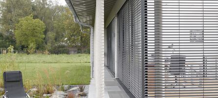 Haus mit Glasfassadensystem FineLine und Raffstore