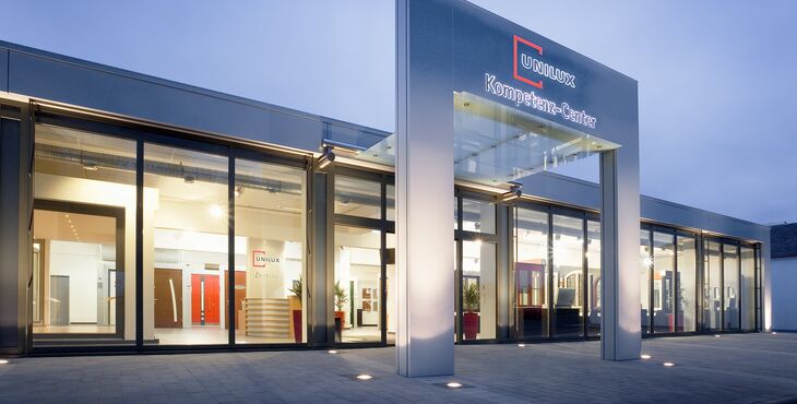 UNILUX Kompetenzcenter bei Nacht