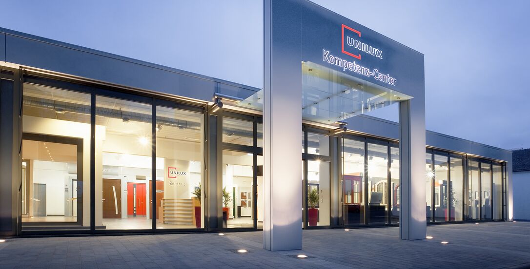 UNILUX Kompetenzcenter bei Nacht