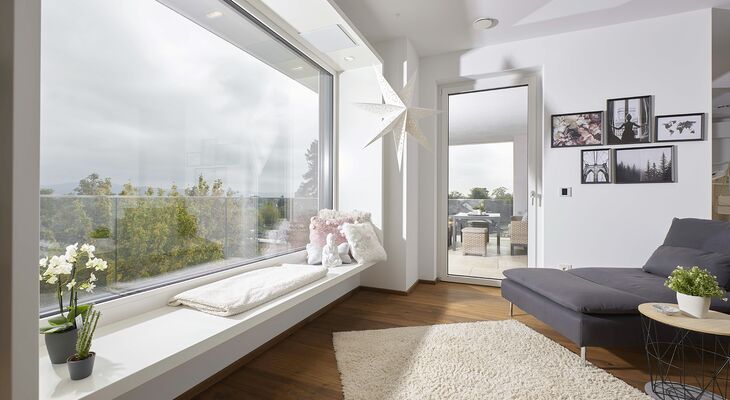 Wohnbereich mit großem Fenster und Balkontür in Weiss