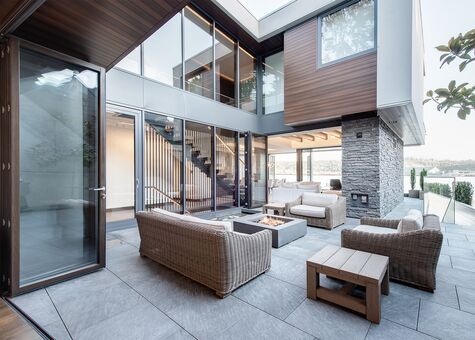 UNILUX modernes Haus mit Holz-Alu-Fenstern und geöffneter Faltschiebetür Exterior