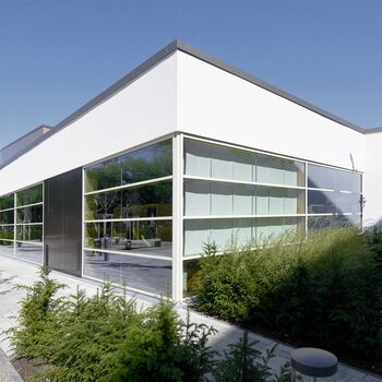 Fassade Schulgebäude mit UNILUX FineLine Pfosten-Riegel-Fassade aus Holz und Alu
