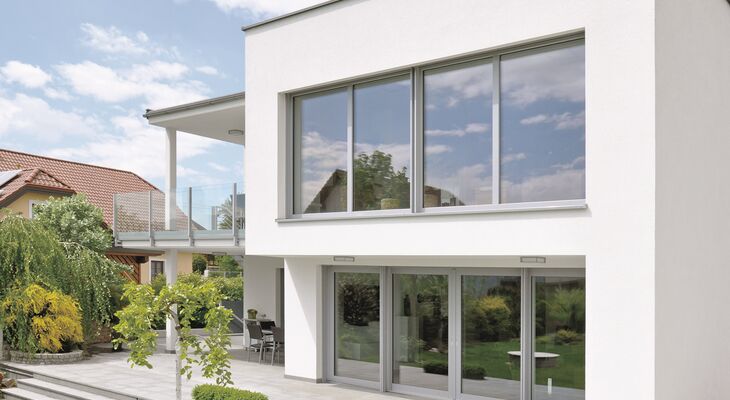 Wohnhaus im Bauhausstil mit großen UNILUX Kunststoff-Alu-Fenstern