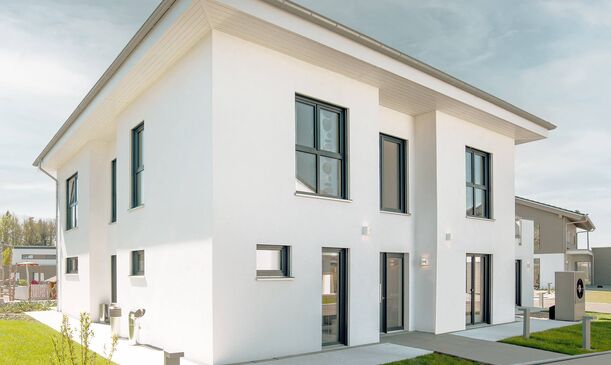 Wohnhaus mit Kunststofffenstern in Anthrazit