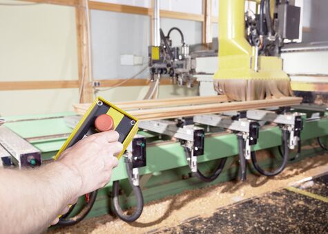 Holzverarbeitung im Werk in Samltal.