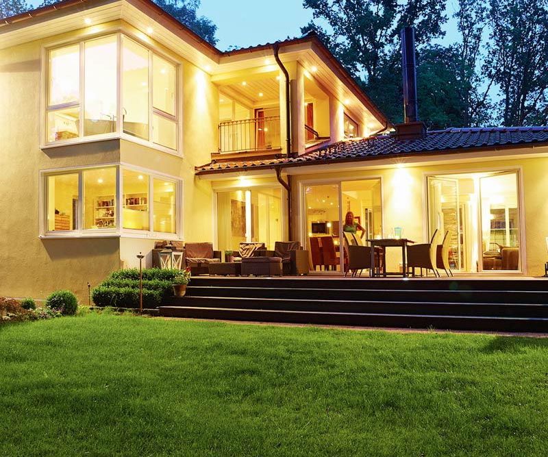 Ein modernes Einfamilienhaus, mit HBI-Sicherheitsfenstern Richtung Garten