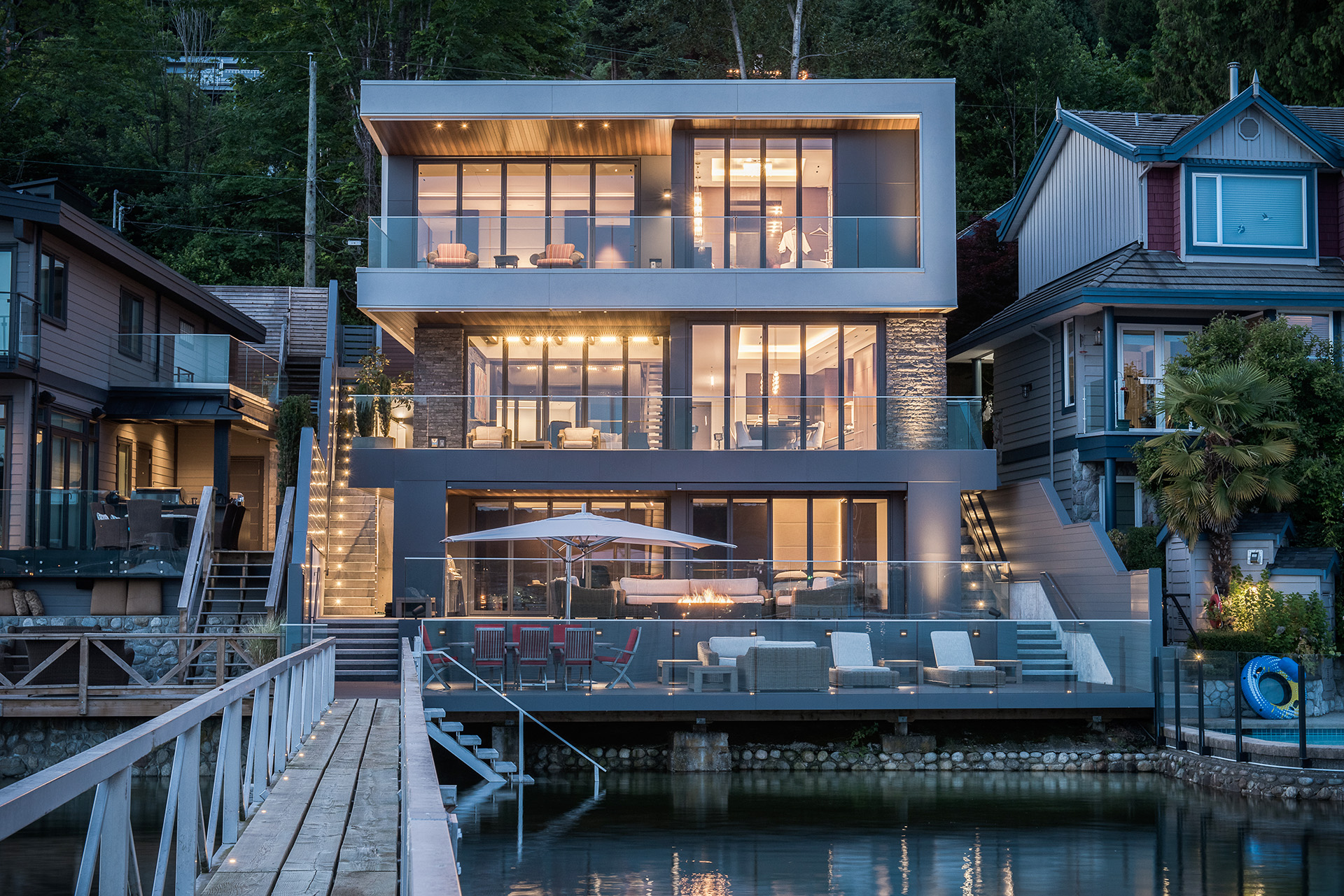 Modernes Haus mit großen UNILUX Fensterelementen und UNILUX Faltschiebetür Exterior