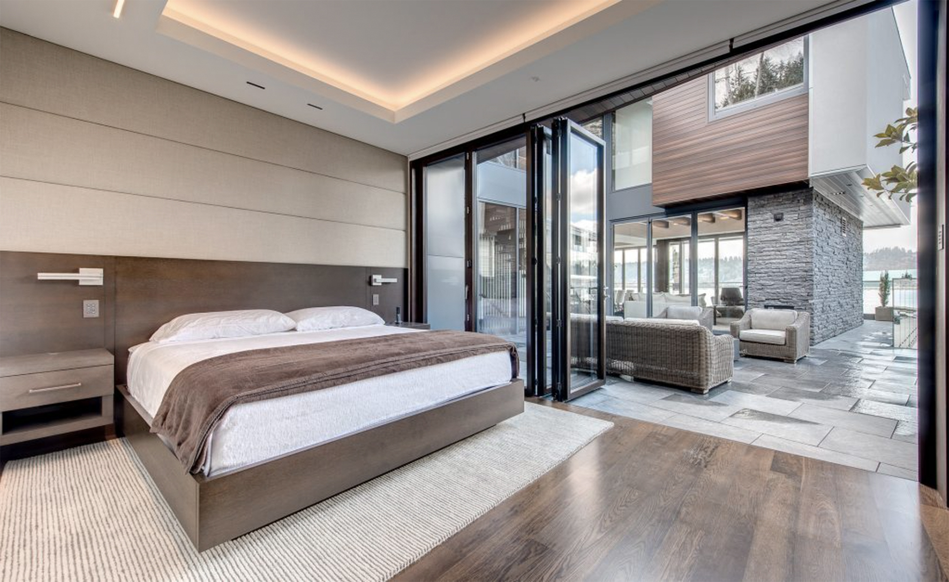 Blick aus Schlafzimmer mit geöffneter UNILUX Faltschiebetür Exterior
