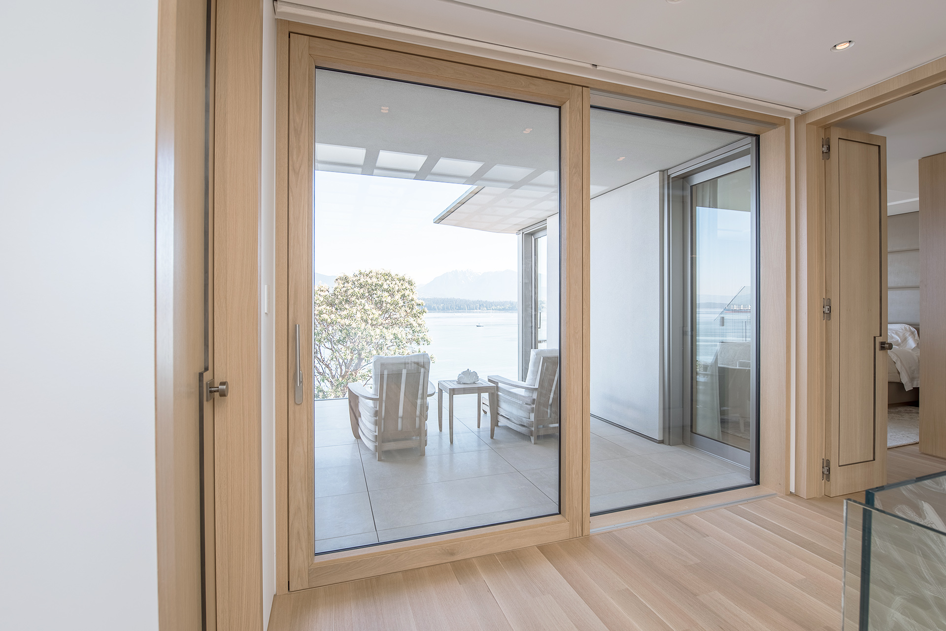 Blick aus Wohnraum auf Balkon durch geöffnete UNILUX Holz-Alu Hebe-Schiebe Anlage
