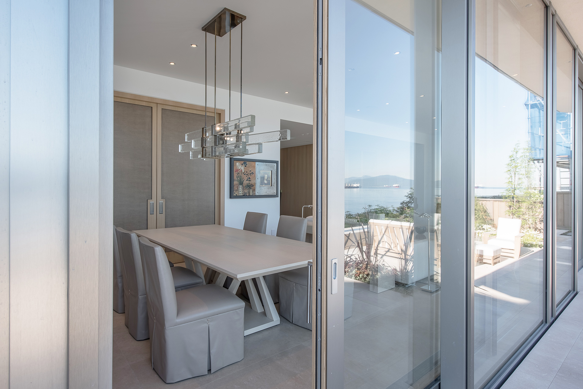Blick in Esszimmer durch geöffnete UNILUX Holz-Alu Hebe-Schiebe Anlage