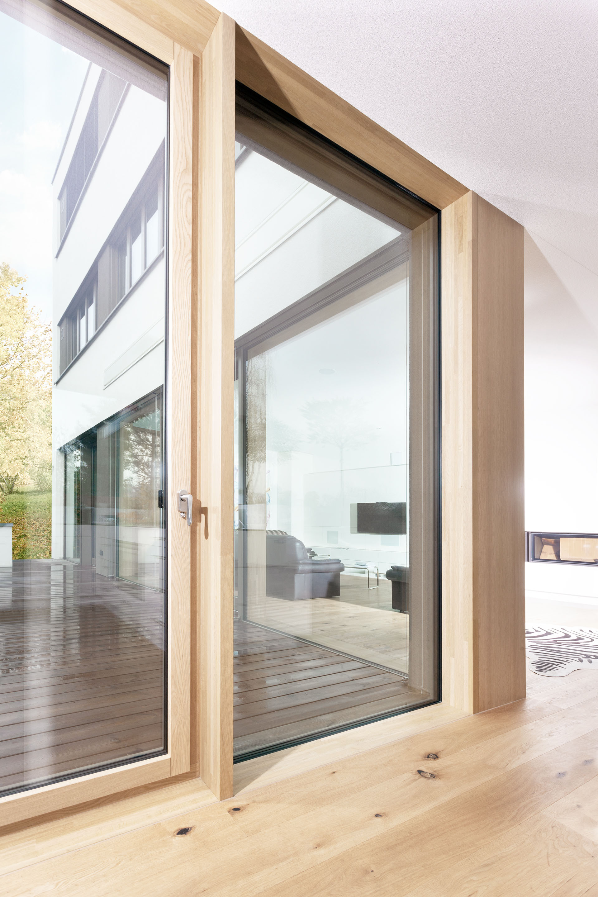 Innenansicht große Terrassentür UNILUX Jumbo Line mit Holz-Alu Profil und extra großer Glasfläche