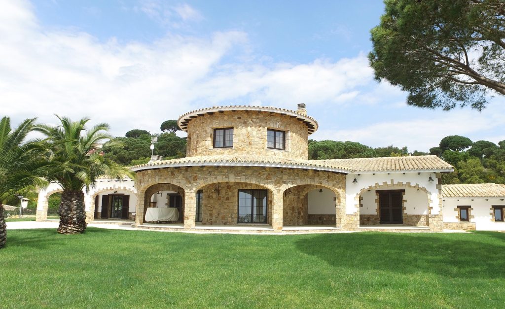 Mediterranes Gebäude mit UNILUX FineLine Pfosten-Riegel-Fassade aus Holz und Alu