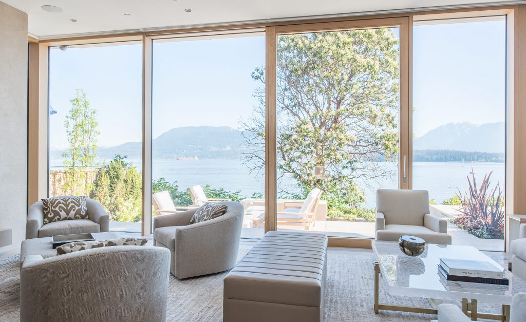 Blick auf See aus Wohnzimmer mit UNILUX FineLine Pfosten-Riegel-Fassade aus Holz und Alu und Hebe-Schiebe Anlage