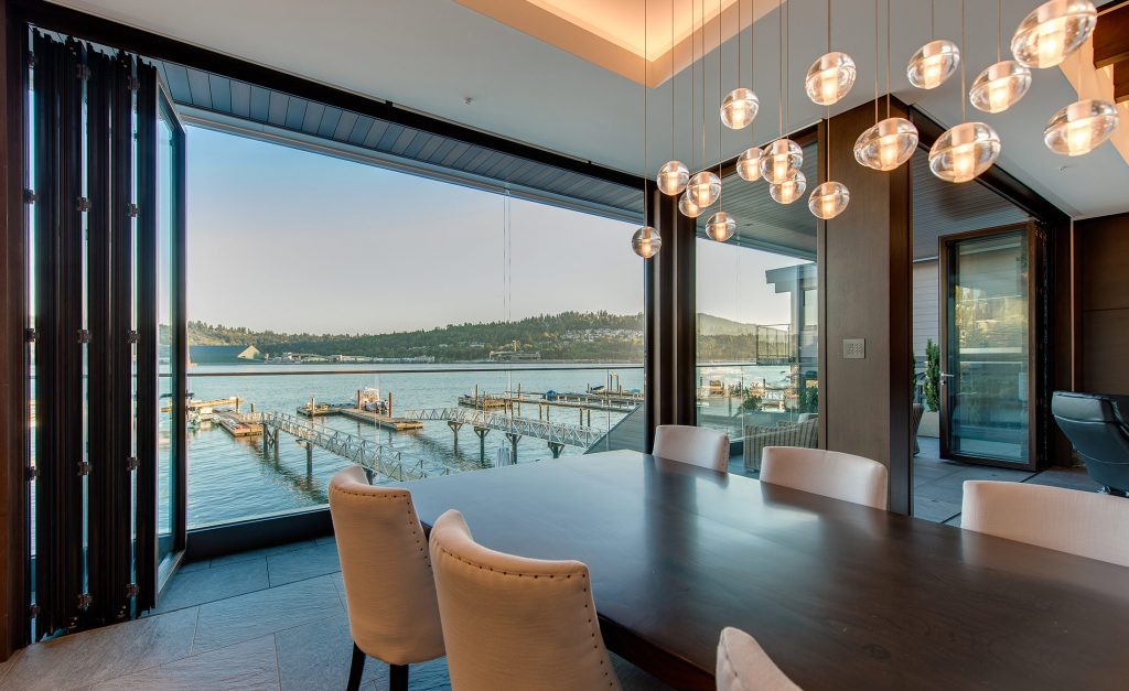 Blick auf See aus Esszimmer mit UNILUX Falt-Schiebe-Tür Exterior aus Holz und Alu