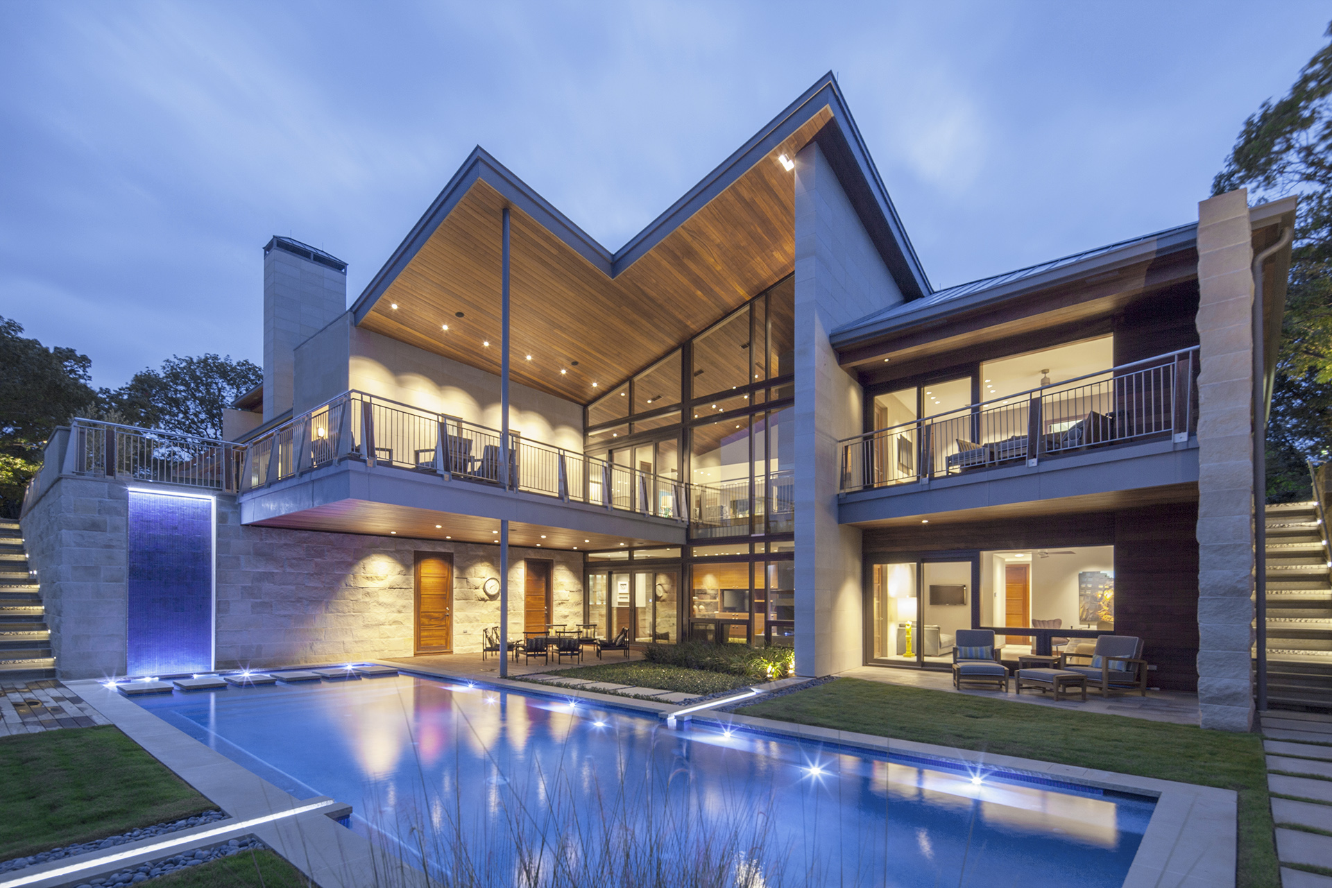 Pool vor modernem Wohnhaus mit UNILUX FineLine Pfosten-Riegel-Fassade aus Holz und Alu