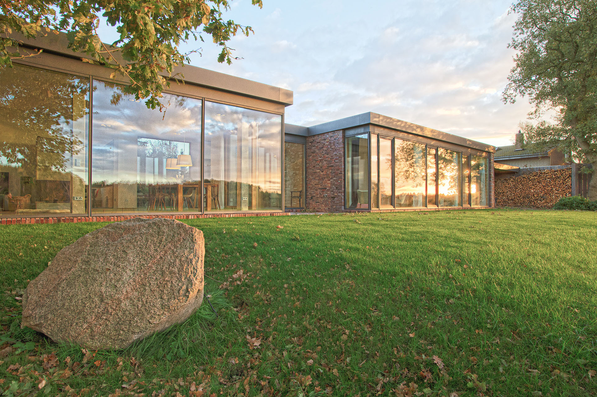 Moderner Bungalow mit großer Glasfläche und UNILUX Ganzglasecke OpenView