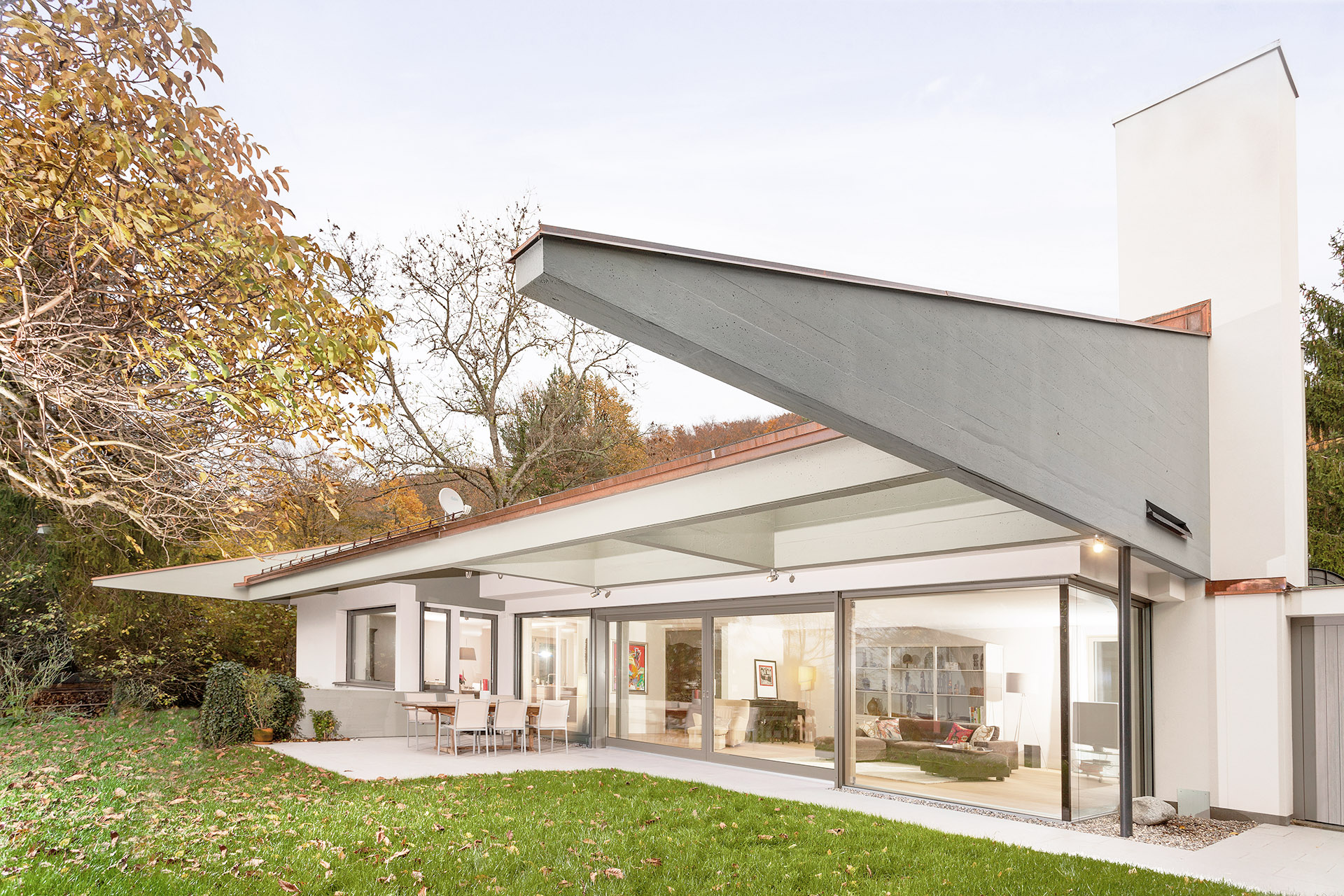Moderner Umbau mit großformatigen UNILUX Holz-Alu Fenstern, Hebe-Schiebe Element und Ganzglasecke OpenView