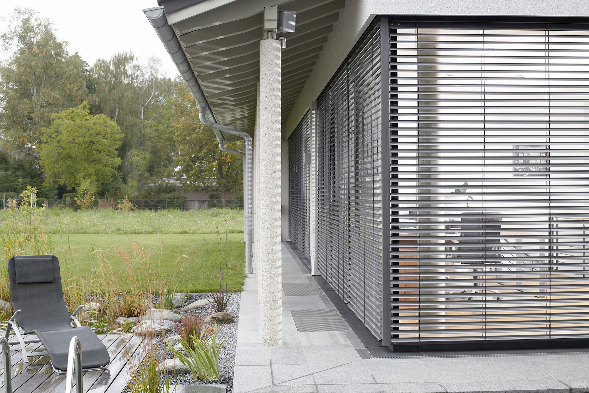 Haus mit Glasfassadensystem FineLine und Raffstore